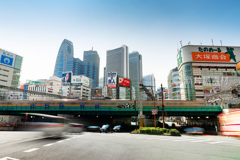 日本东京新宿购物区，人群模糊的移动