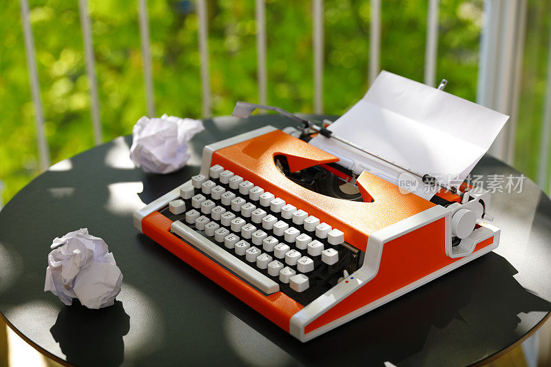 橙色70年代打字机空白页