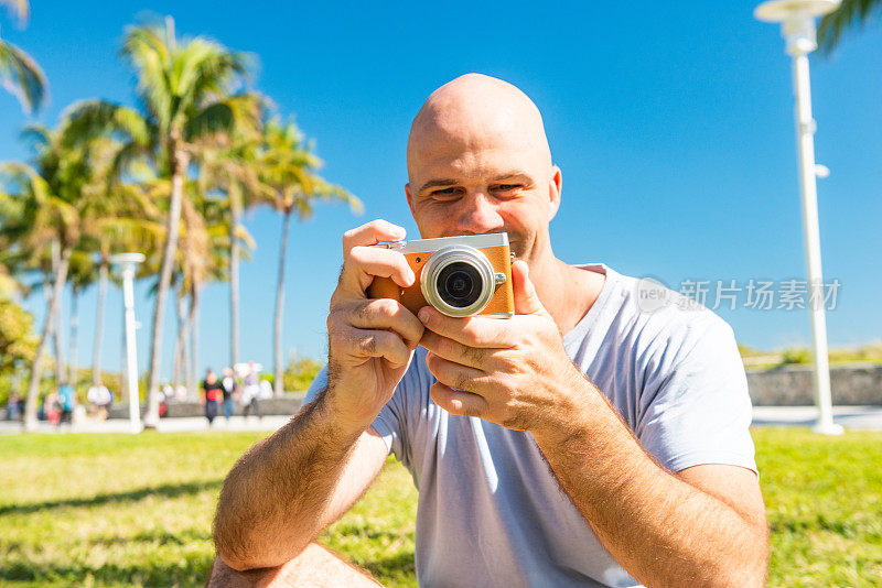 欧洲游客在迈阿密海滩拍照