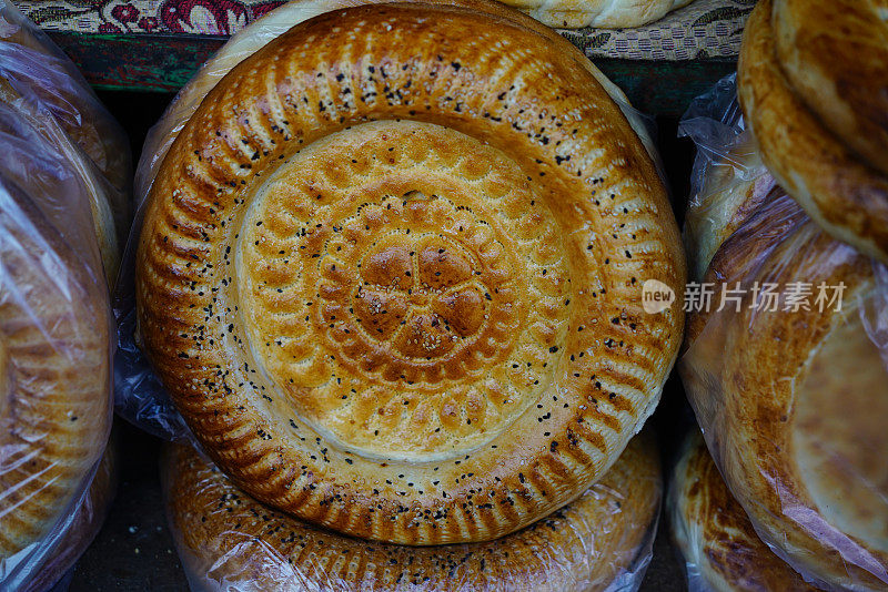 吉尔吉斯斯坦首都比什凯克的市场上，传统的带有装饰的扁平面包