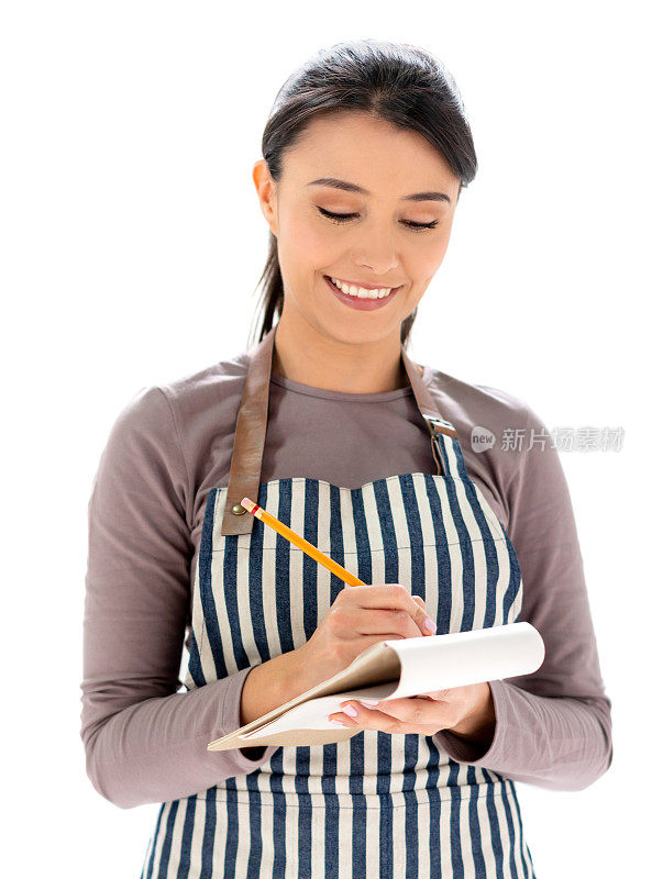 拉丁美洲女服务员在记事本上写字