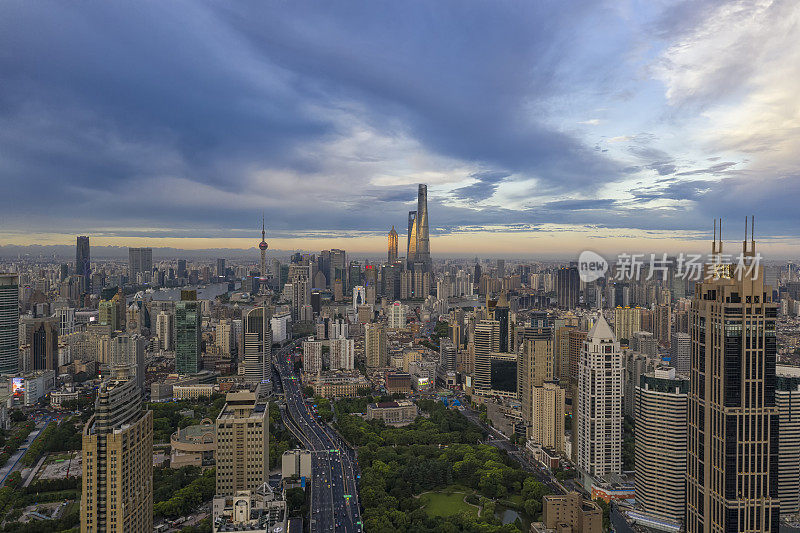 中国上海的日出全景航拍图