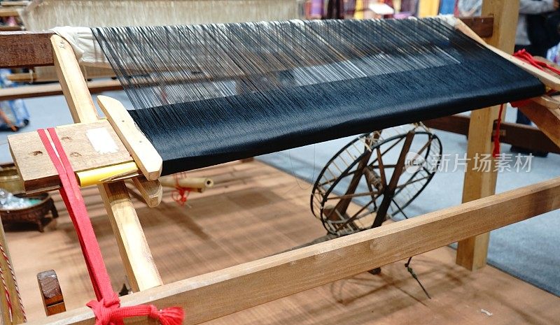 用传统的手工织布机织造丝绸