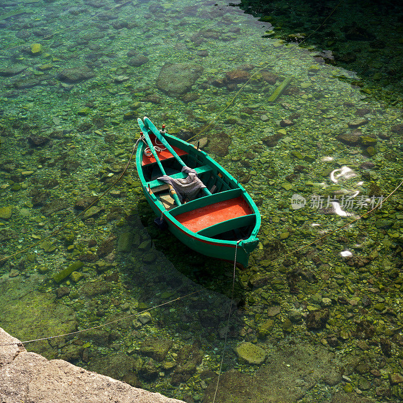 小渔船在清澈的水，意大利普利亚