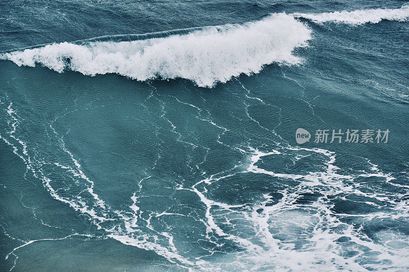 自然的力量，在康沃尔纽基暴风雨的一天，从上面冲破海浪。