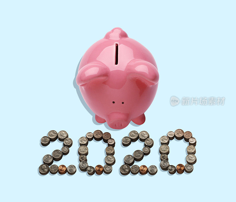 粉色储蓄罐和硬币拼写2020