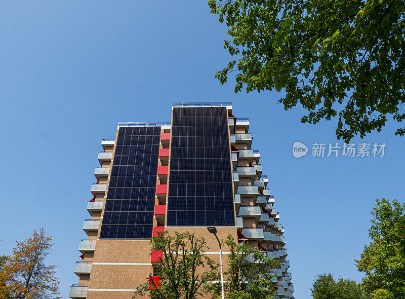 安装在住宅建筑上的太阳能电池板。