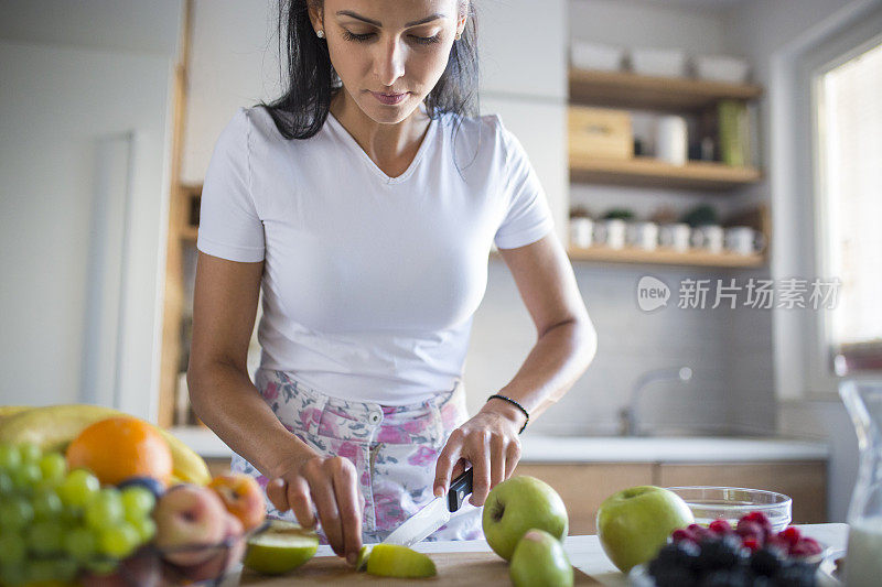 视频博主正在准备水果沙拉