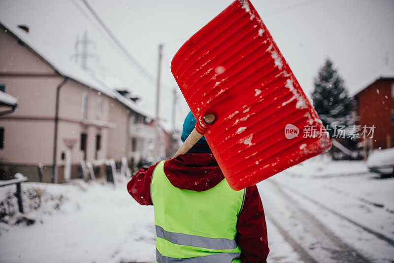 拿着雪铲的男人