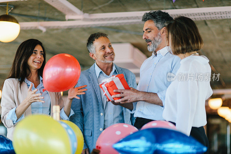 下班后在办公室庆祝生日