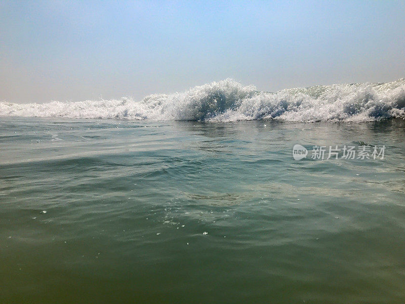 印度果阿，海浪冲向相机