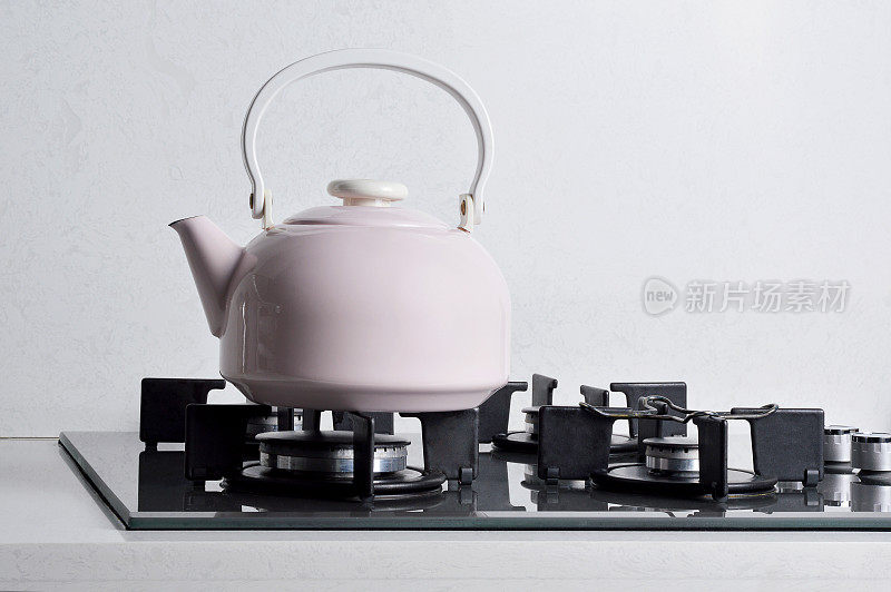 煤气炉上的瓷茶壶