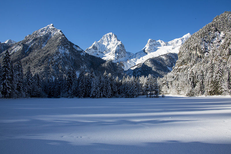 雪山蓝天美景