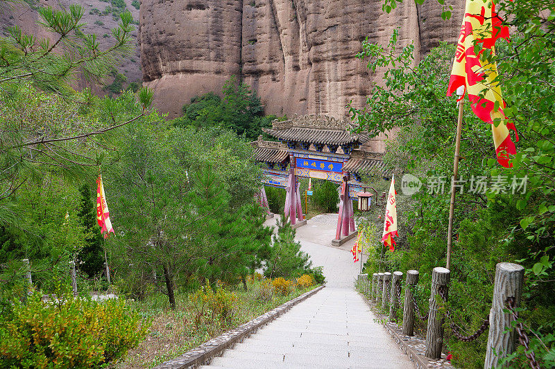 中国甘肃天水巫山水幕洞窟的中国古代传统拱门和梯子