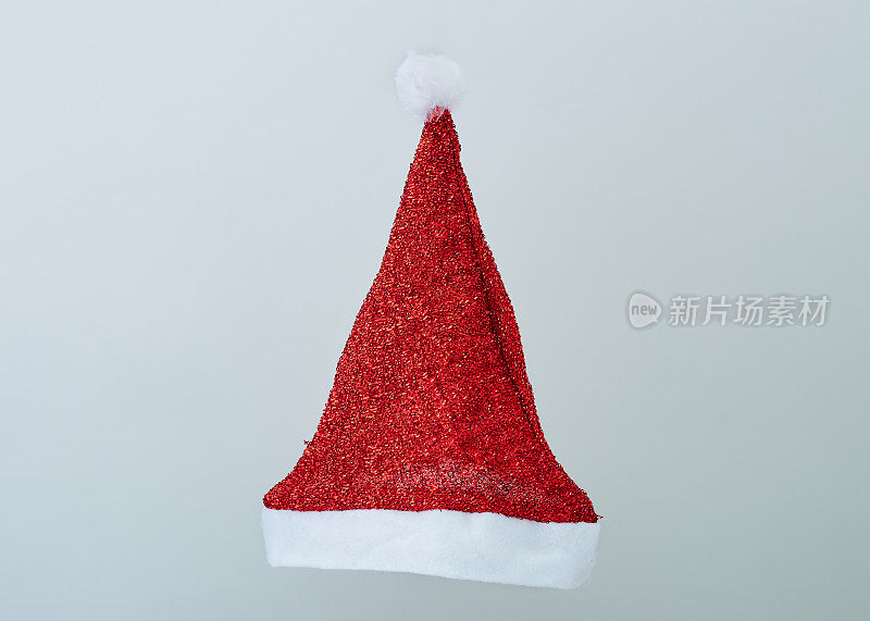 圣诞老人的红帽孤立在灰色的背景