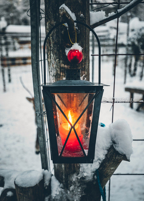 蜡烛灯在雪中燃烧