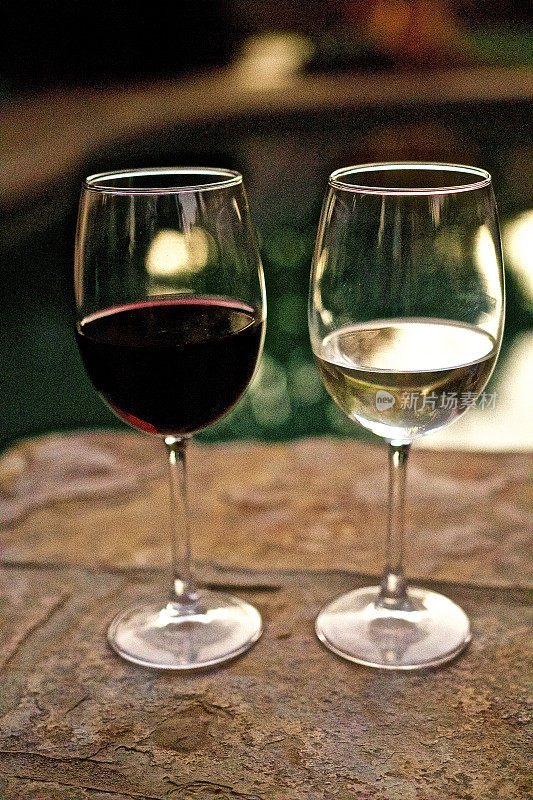 一杯白葡萄酒和红葡萄酒