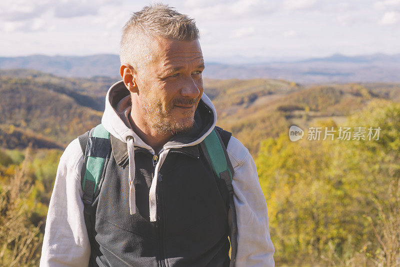 一名成年男子徒步旅行在美丽的山区自然在印度夏秋日。