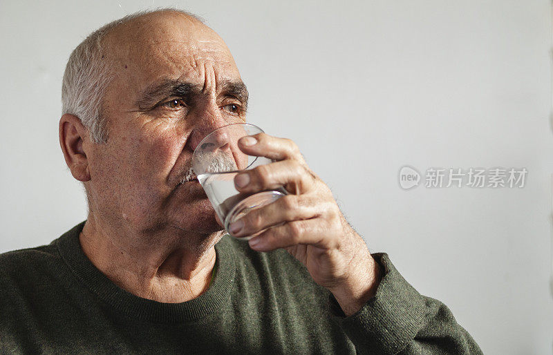 老人喝水吃药