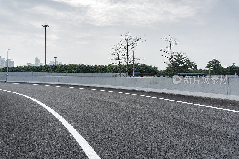 雨天城市空路