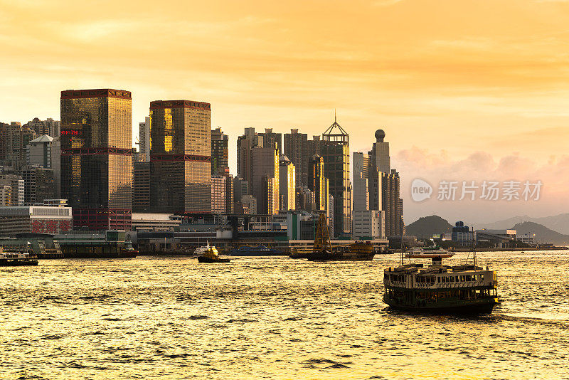 天际线和城市景观从维多利亚港黄昏，天星小轮接近尖沙咀喷气机