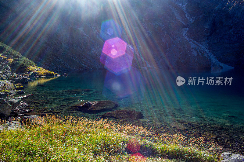 太阳在翠绿的太特拉山湖上耀斑