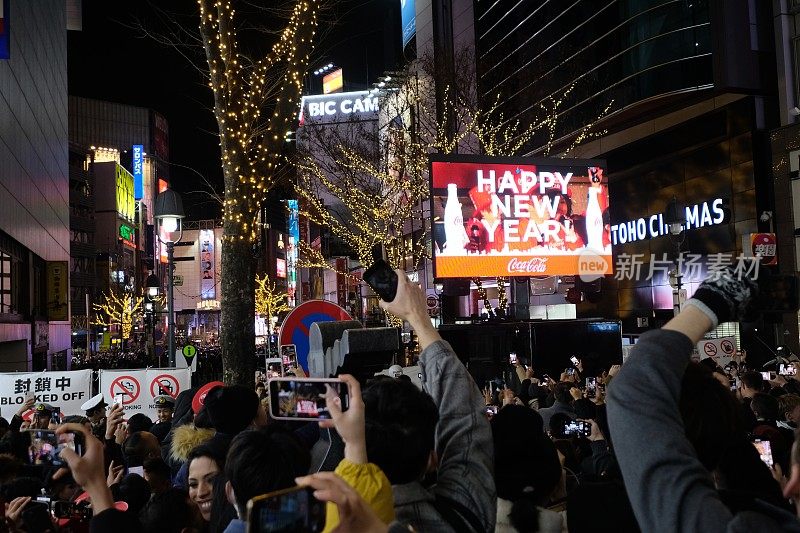 人们在新年前夕聚集在涩谷
