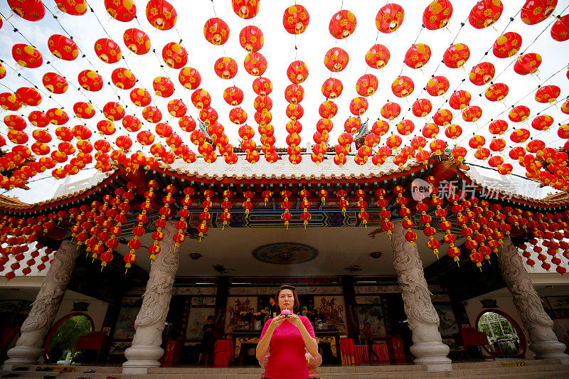 中国新年:在庙里祈福