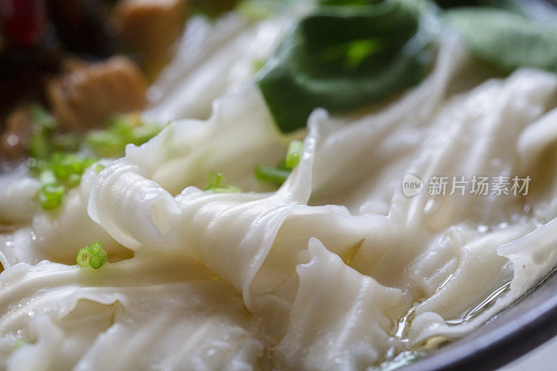 中国自制汤面:蔬菜、蘑菇和鸡肉