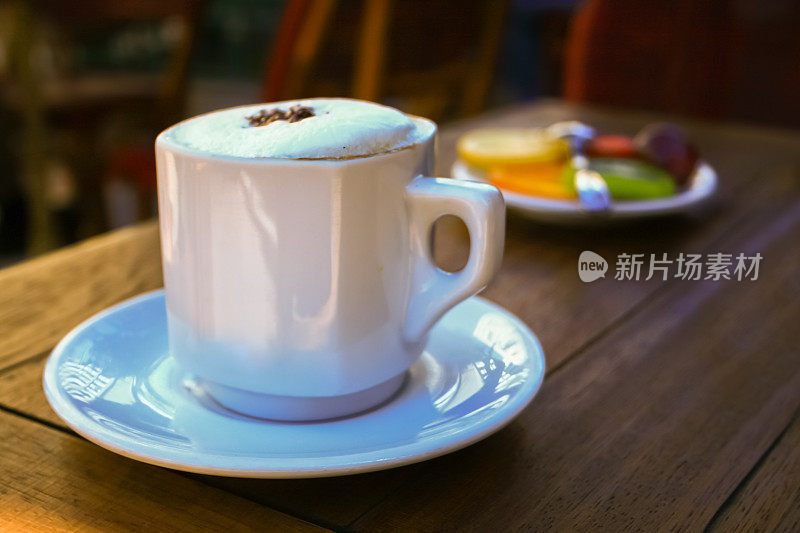 咖啡杯放在咖啡店的桌子上