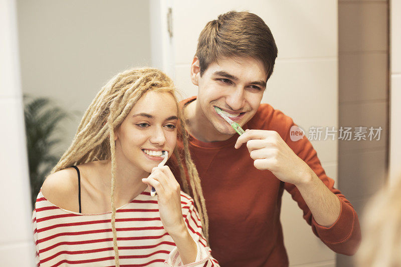 年轻夫妇刷牙
