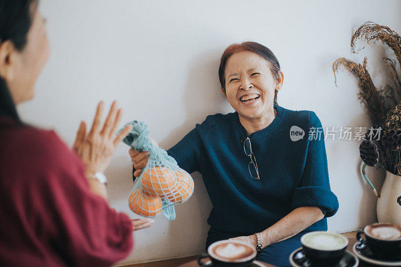 泰国高级职员在咖啡馆开会