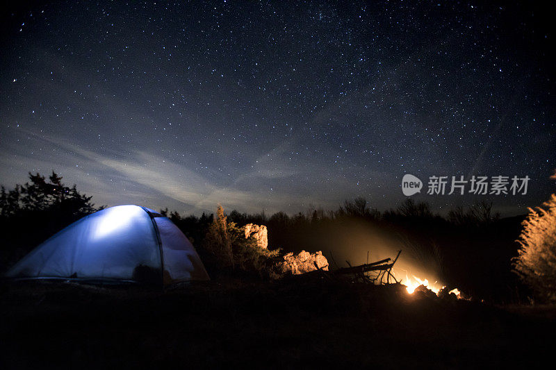 在夜空下露营与一个帐篷-库存照片