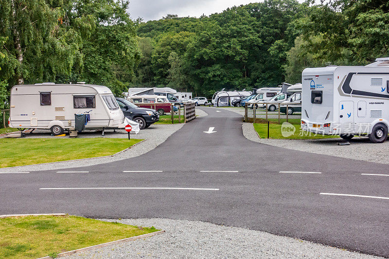 兰贝瑞正在为斯诺登尼亚国家公园拥有房车或房车的游客参观露营地
