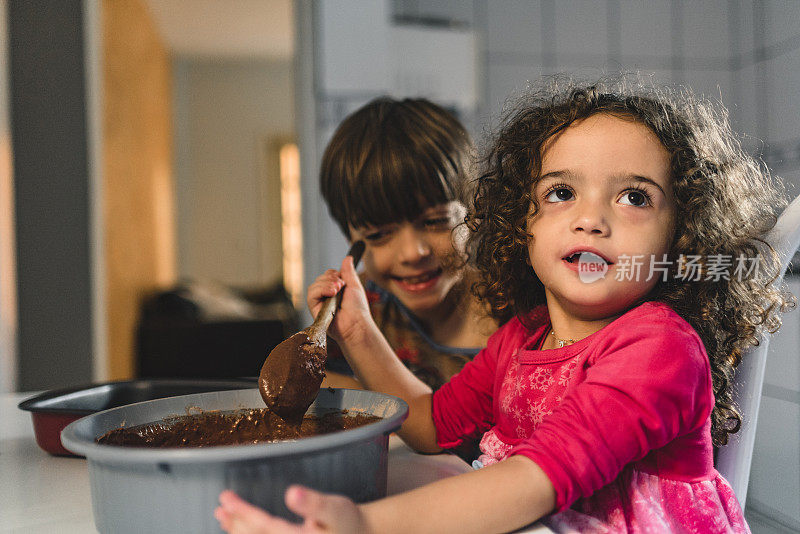 小女孩在厨房做巧克力面团