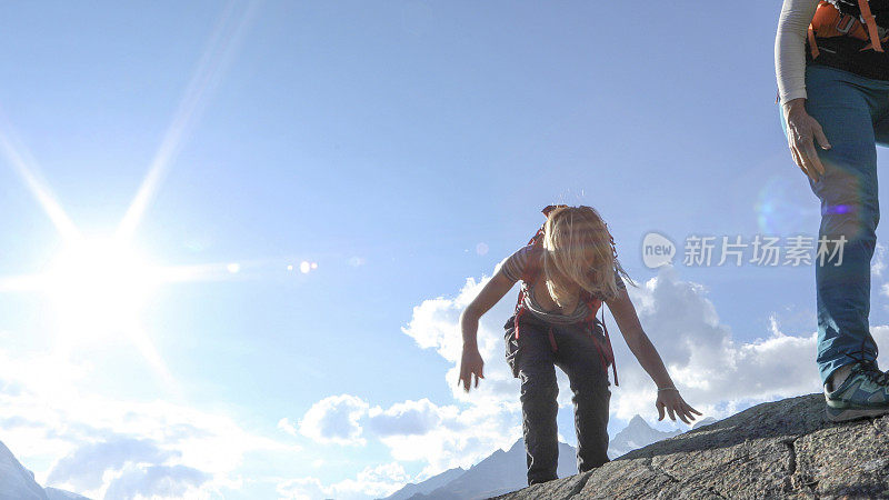 女登山运动员登上了山顶