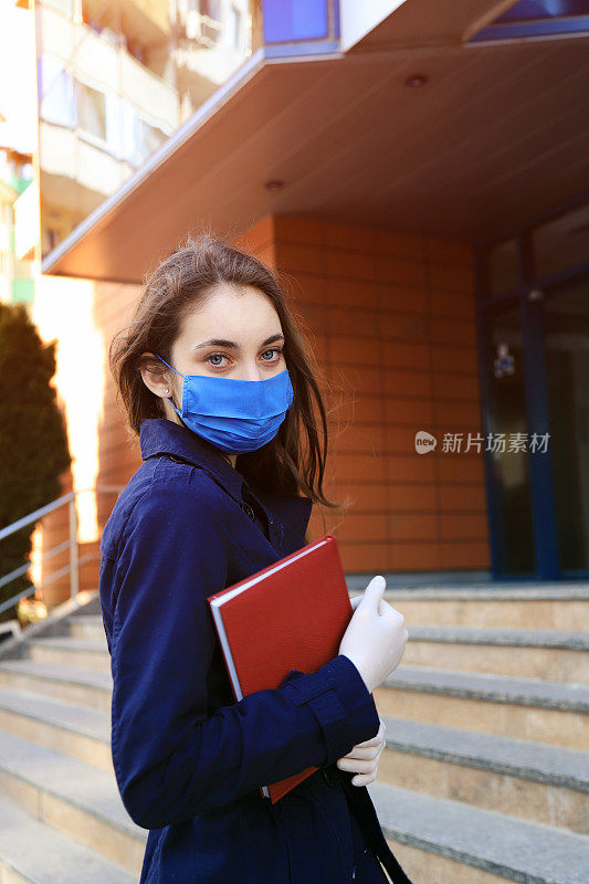 戴面罩和手套的年轻女子