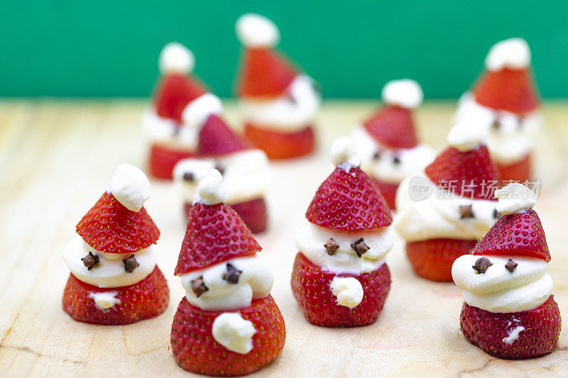 一组草莓奶油手工圣诞老人人物