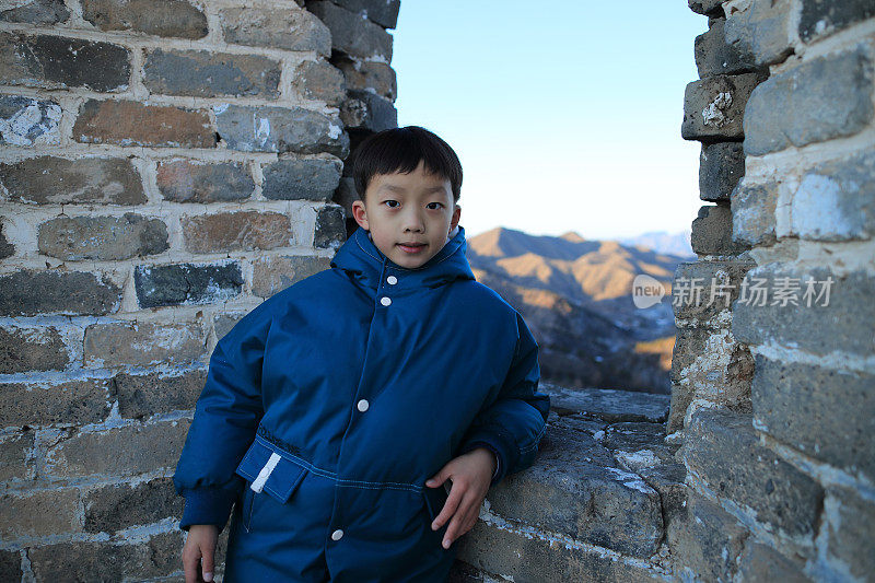 男孩在长城上徒步旅行