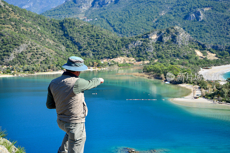 欣赏风景的摄影师。Ölüdeniz来自土耳其Fethiye。