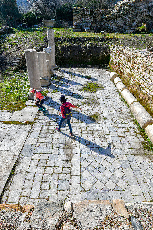 来自土耳其穆格拉亚塔甘的斯特拉托尼基亚古城。两个女人在古城中漫步。