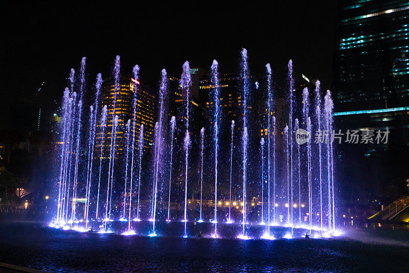 五彩喷泉夜景。喷泉歌唱表演