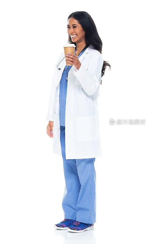 z一代女医生穿着白大褂拿着咖啡杯站在白色背景前