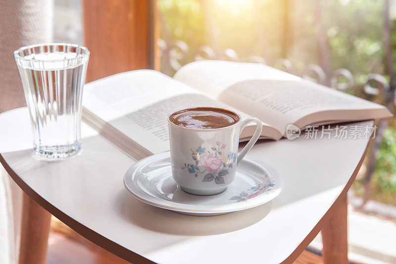 咖啡桌上放着土耳其咖啡和一杯水
