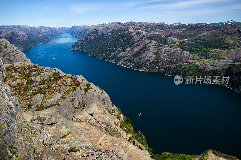 挪威风景名胜:吕瑟峡湾布道石上的悬崖