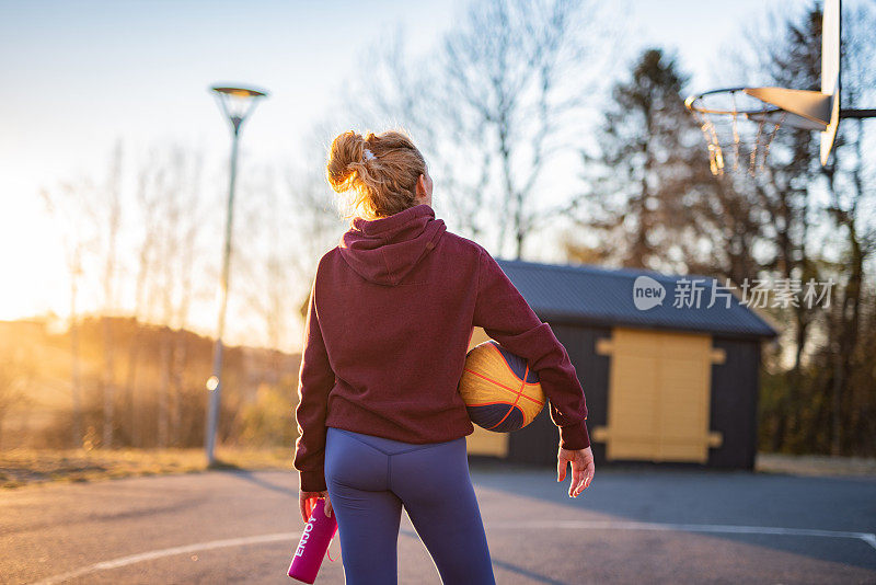 篮球运动员的后视图，女性。