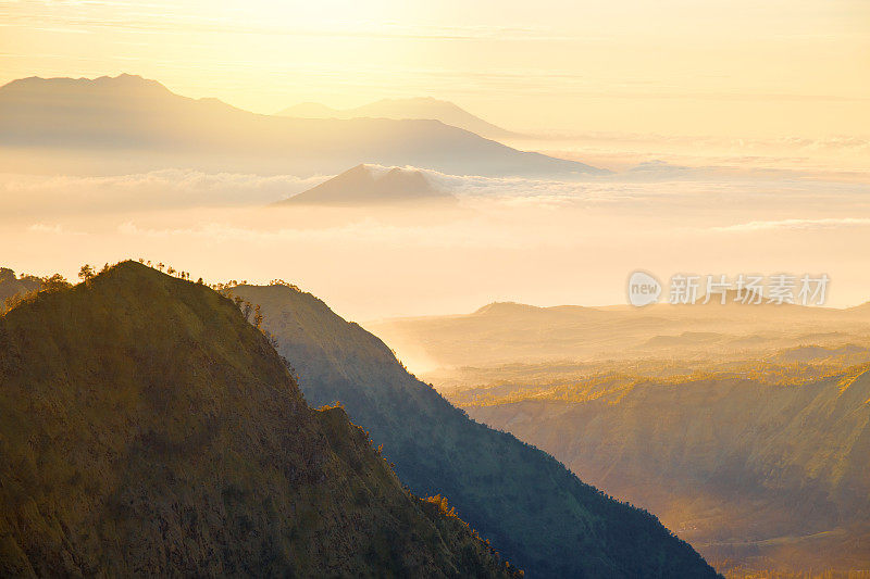 清晨在印度尼西亚东爪哇的布罗莫卡尔代拉。几座火山的火山形成，以著名的布罗莫火山和塞默鲁火山为背景，每天都吸引着大批游客到山顶观看日出