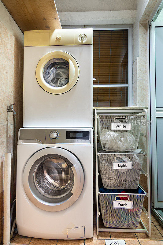 洗衣用衣物按白色、浅色、深色分组放在篮子里