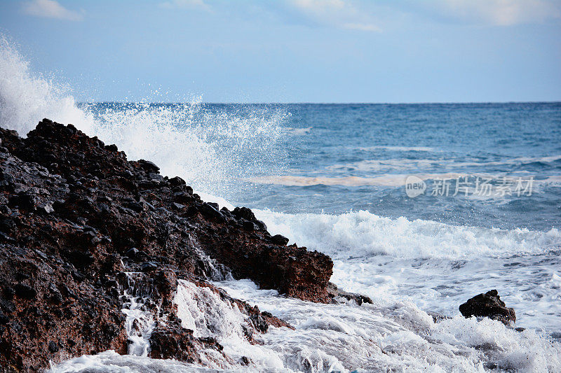 海浪撞击岩石，水花飞溅