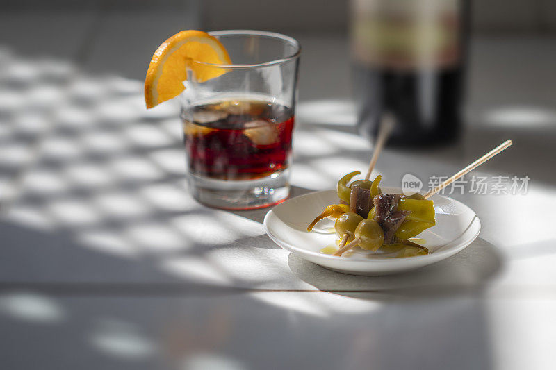 西班牙的传统开胃菜“吉尔达”和一杯苦艾酒